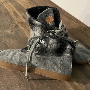 TOMS Highland Tartan Foldover Lace-Up Ankle‎ Boots Gray Black Plaid